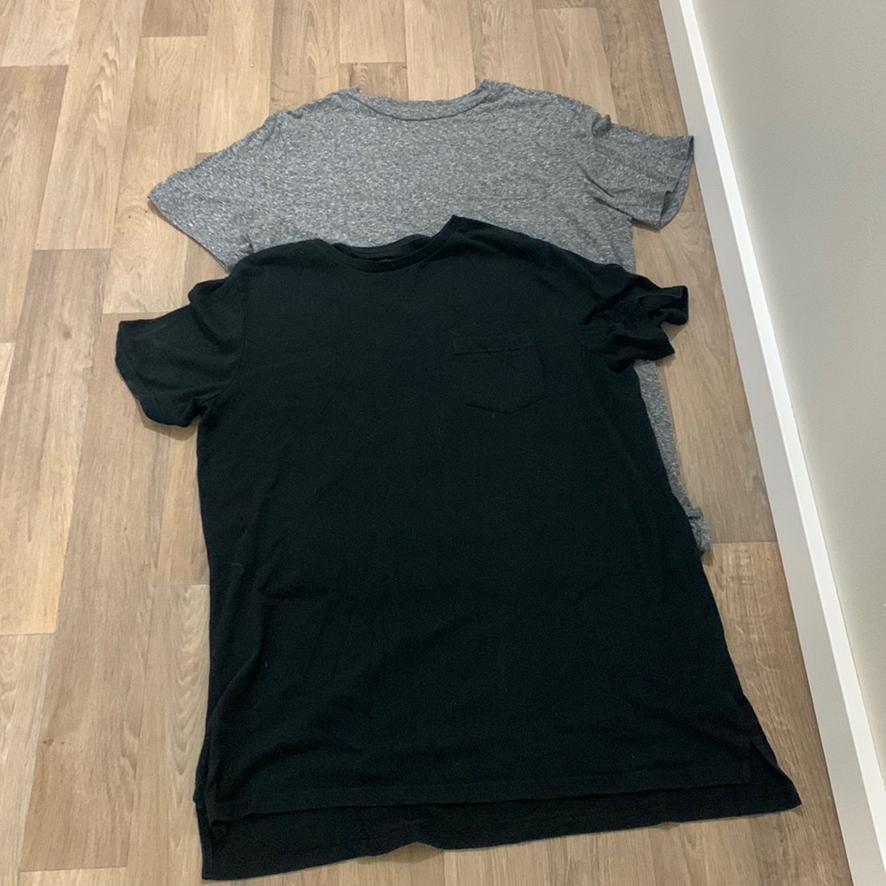 2 Mens large tshirts